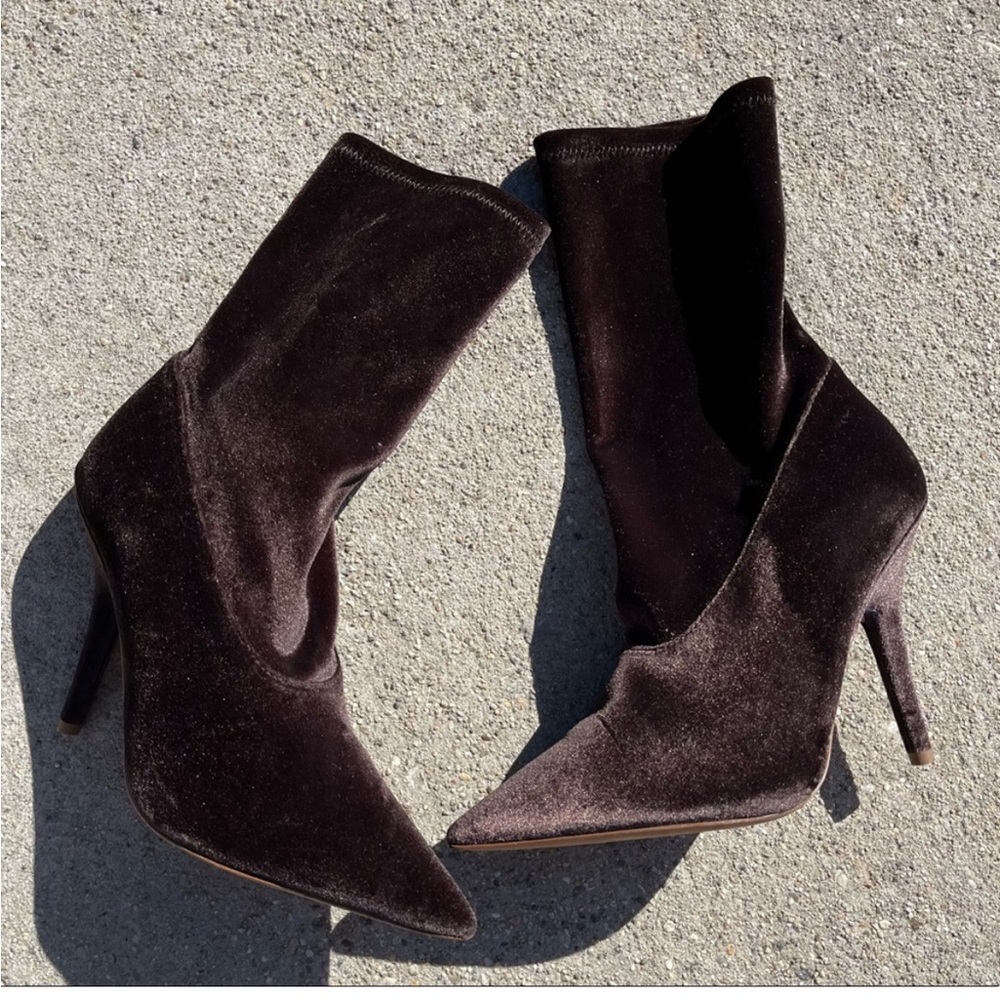 HOST PICK 🎉  Yeezy Season 5 velvet sock bootie - Picture 2 of 5